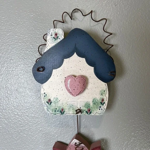 Vintage Tole Painted Woden Wall Hanger House Flower Heart 15.5" Wire Hangers - Picture 2 of 6